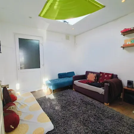 Cosy 2-Bed Studio With Amenities